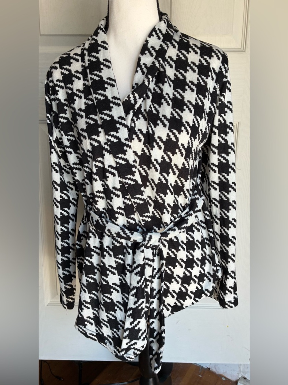Li yan junior XL lightweight, self tie, cardigan, black-and-white houndstooth